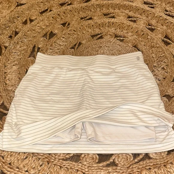 IZOD Golf Skort Womens White Striped Tennis Skirt Athletic Pickleball Skort - Picture 5 of 5